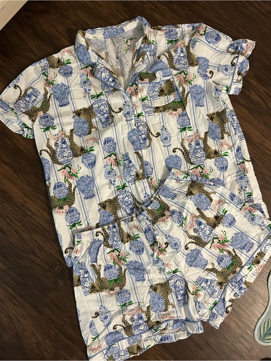 8 Oak Lane Other - Blue White Ginger Jar Floral & Leopard Print Pajama Set
